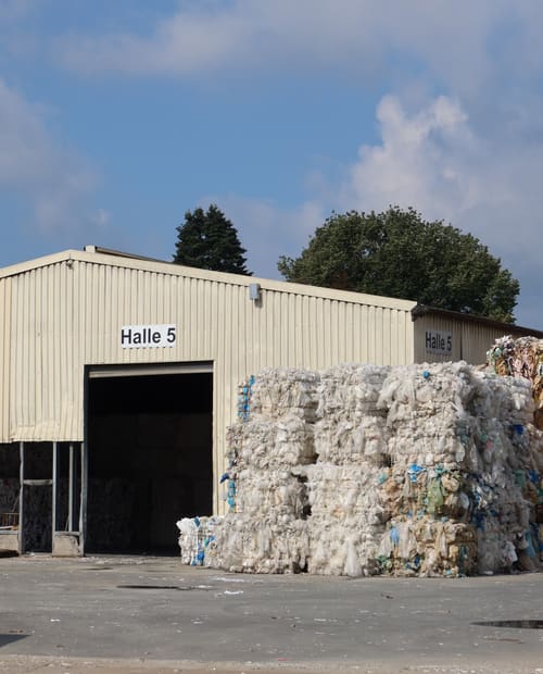 Halle 5 in Forchheim mit gepressten Ballen davor
