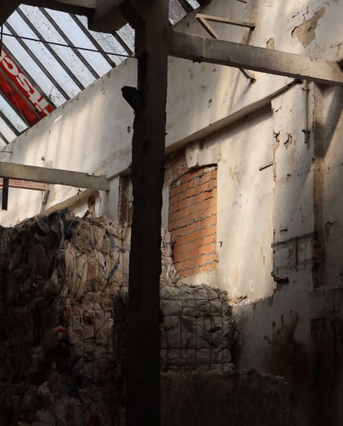 Gepresste Ballen in einer alten Lagerhalle